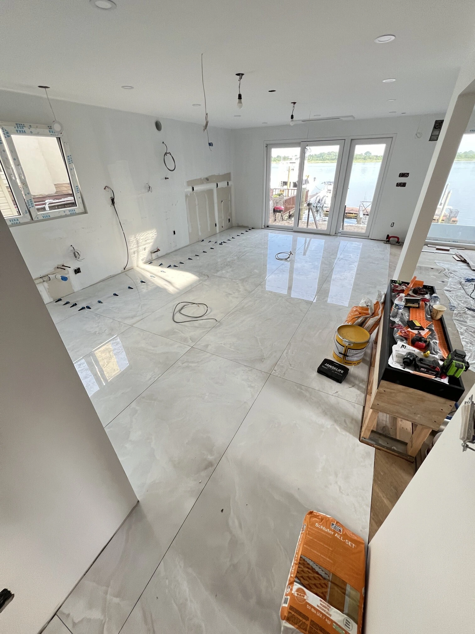Leaving room floor using large format porcelain slabs tile